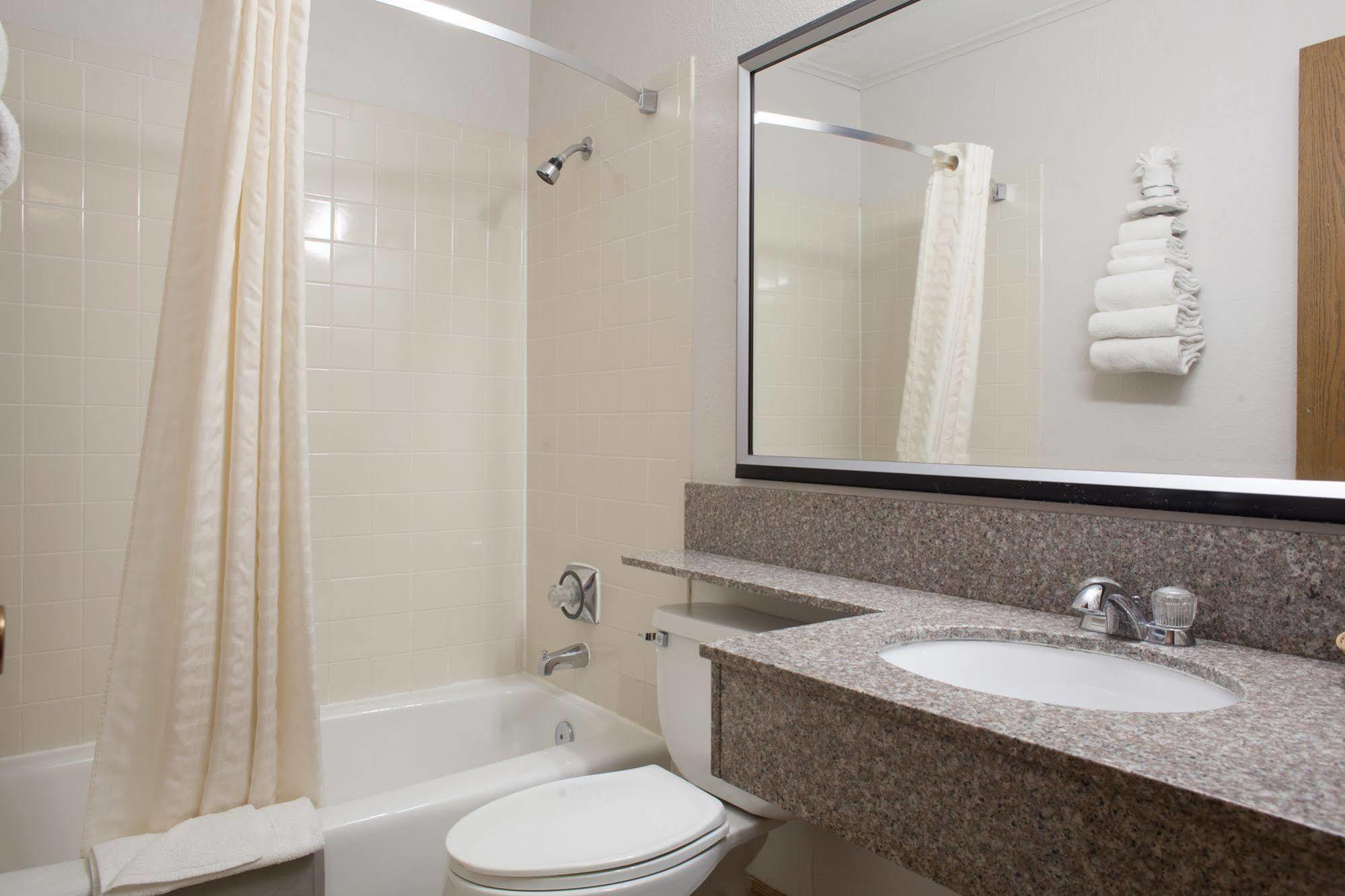 Heartland Inn Coralville Esterno foto